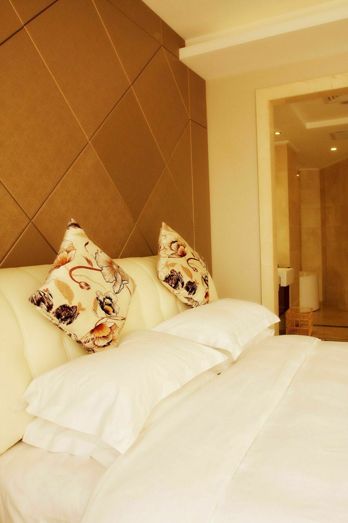 Fuyong Yulong Hotel 4*